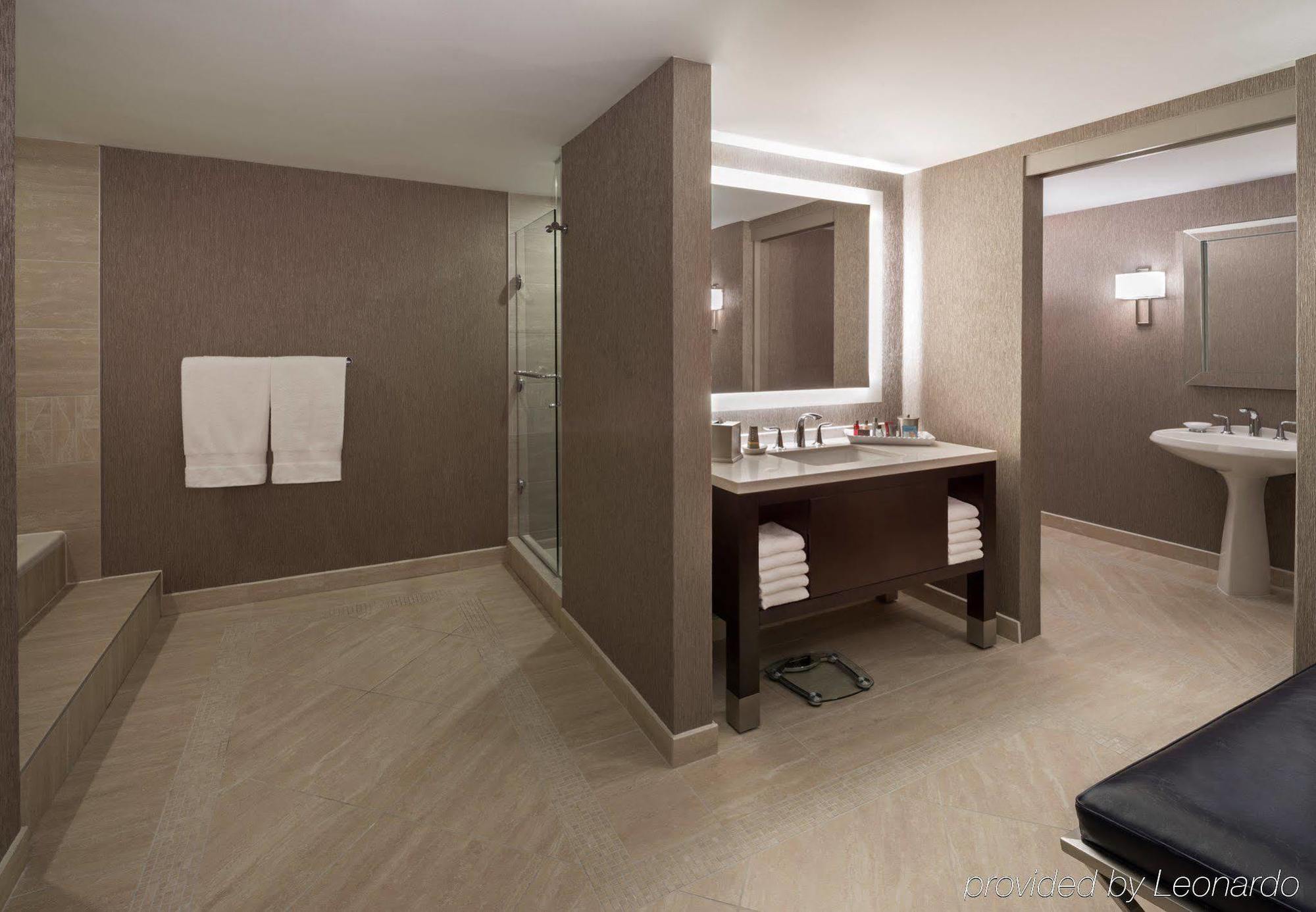 Marriott Downtown At Cf Toronto Eaton Centre Hotel Exterior photo